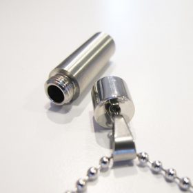fiole pour poppers, a emporter partout. Transporter votre poppers autour du coup avec cette fiole poppers tout en inox