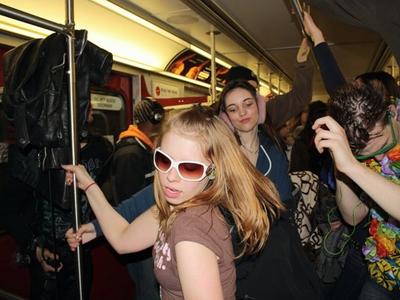 faire la fete dans le metro avec sa bouteille qui fait rire