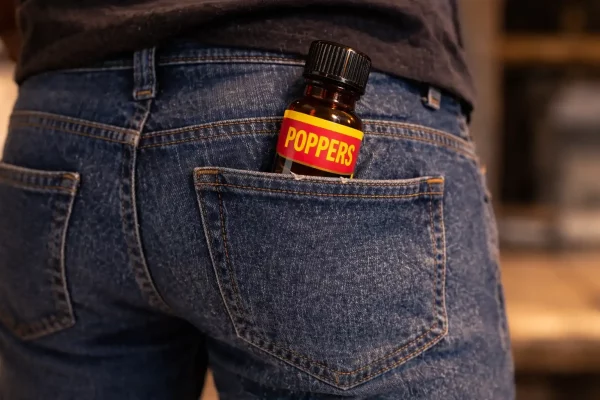 Flacon de poppers dans la poche arrière d’un jean utilisé pour favoriser la relaxation musculaire