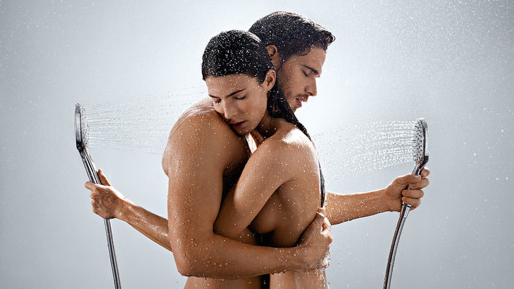 couple sous la douche avant sodomie