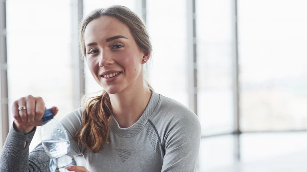 femme qui boit avant de faire l'amour