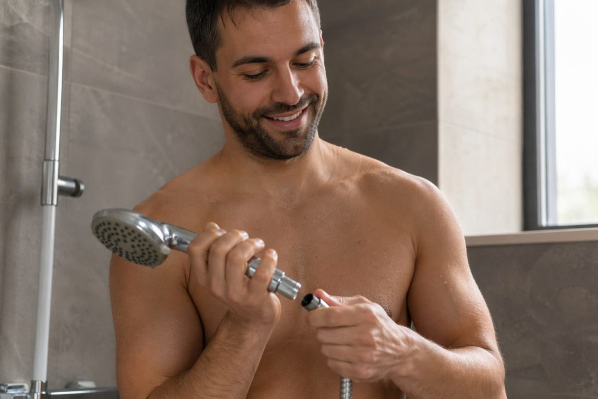 homme qui va se faire un lavement intime