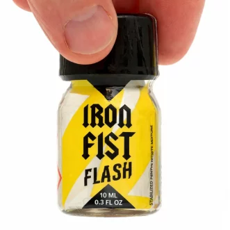 Poppers Iron Fist Flash 10 ml – flacon en verre avec bouchon noir tenu en main, étiquette jaune et noire