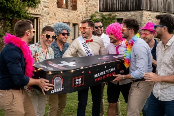 Que mettre dans un cercueil EVG : idées cadeaux et accessoires pour un enterrement de vie de garçon